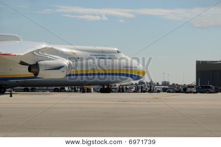 An-225 těžké dopravní reaktivný poskytuje pomoc pro Haiti s mezipřistáním v Miami