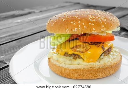 Cheeseburger With Bacon And Tartar Sauce And Garden Salad