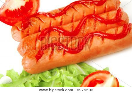 Salsichas com salada e tomate