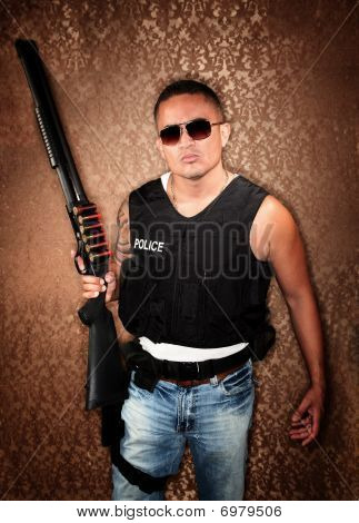 Pistolet gospodarstwa hiszpanin Cop