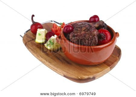 Carne asada en olla con verduras