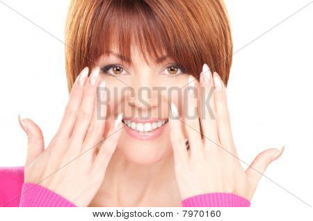 Donna mostrando le mani con unghie lucide
