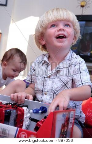 Jeune garçon cadeau à Noël ou anniversaire d'ouverture