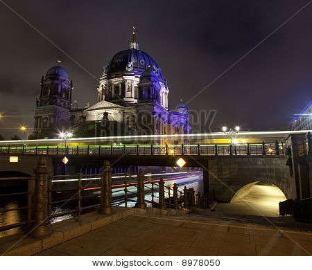 Свет тропы из лодки и автобусы мимо Berliner Dom в Берлине