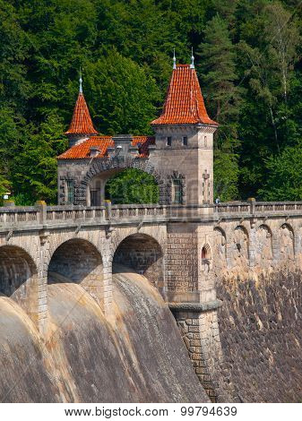 Historical dam Les Kralovstvi