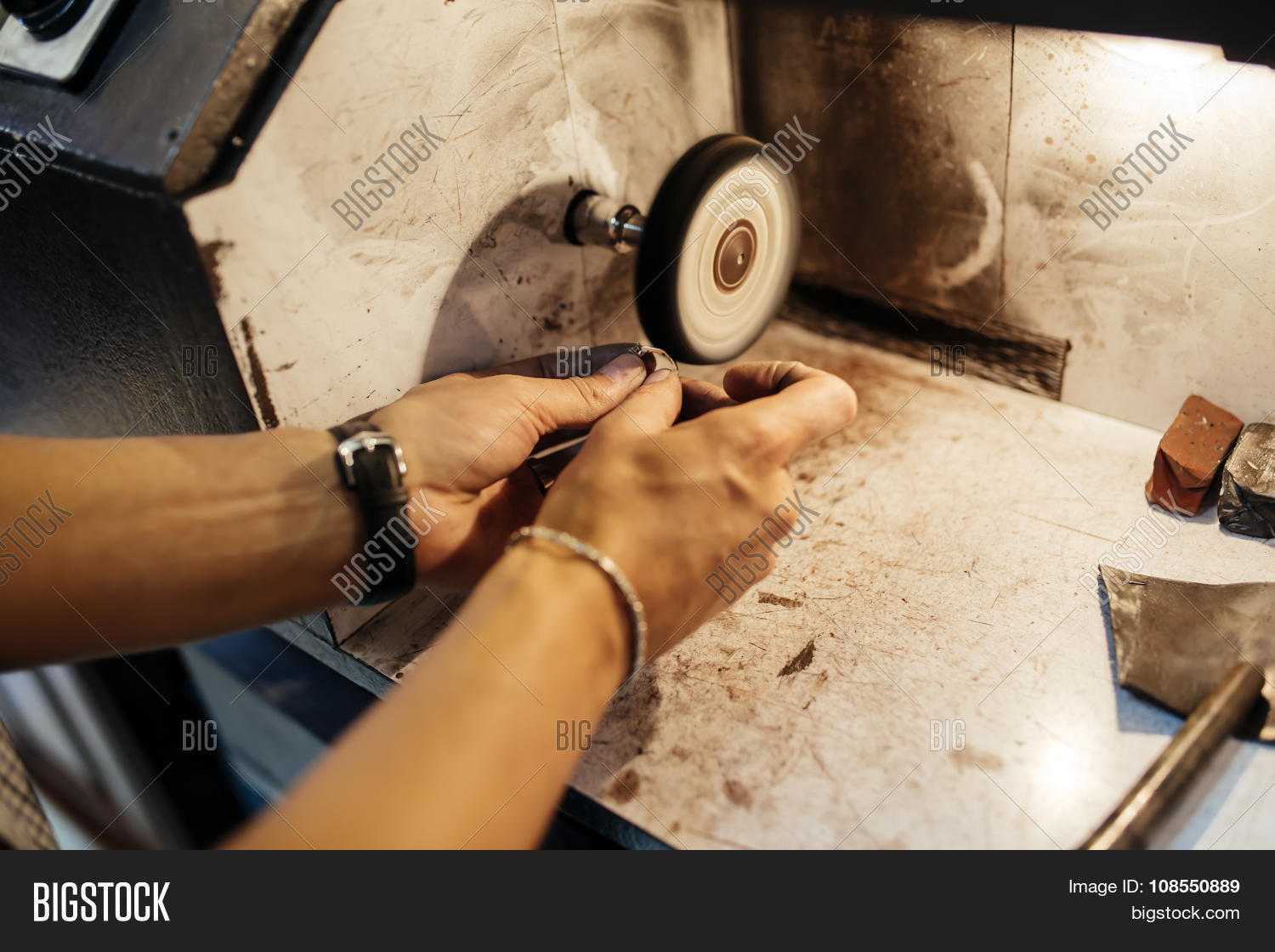 Ювелиров полировщиков. Ювелиров полировщиков. Полировщик ювелирных изделий. Шлифование и полирование ювелирных изделий. Шлифовка ювелирных изделий.