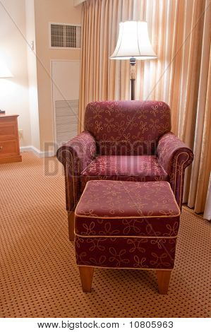 Elegantní červené křeslo a Pouffe na koberec