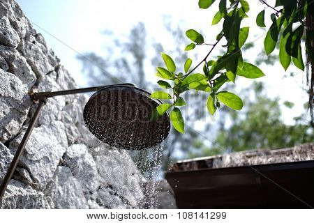 Open-air showering bathroom
