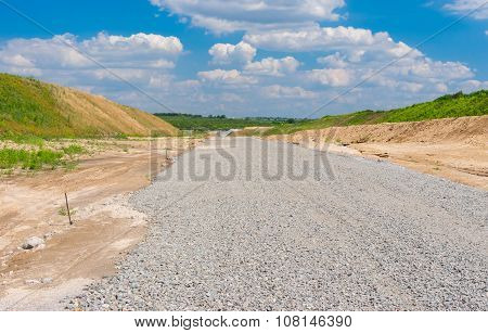Macadam layer on an unfinished highway