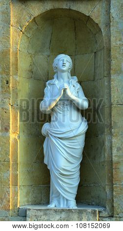 The sculpture maiden praying.