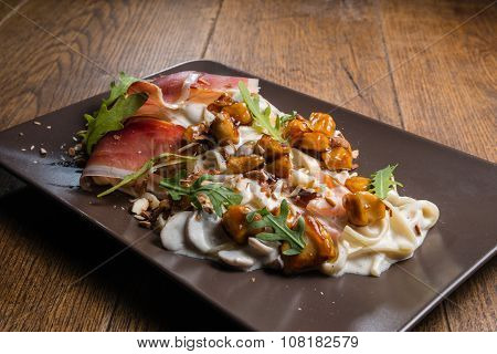 Decorated tagliatelle with cheese sauce, mushrooms and chicken
