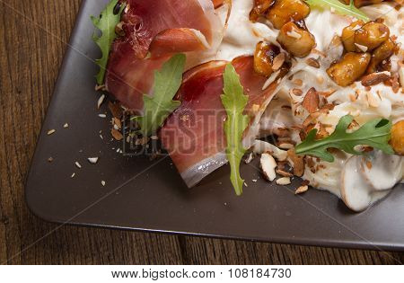 Decorated tagliatelle with cheese sauce, mushrooms and chicken