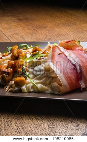 Decorated tagliatelle with cheese sauce, mushrooms and chicken
