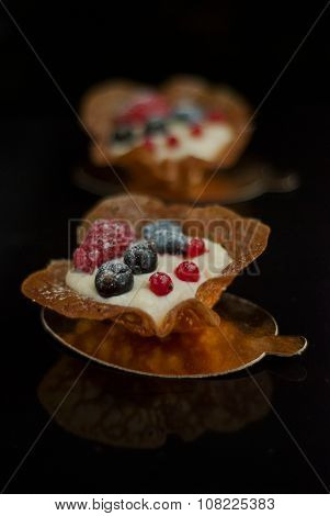 Caramel tartlet with fresh berries and cream