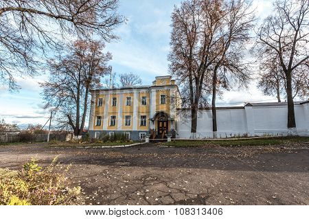 The house in autumn paints