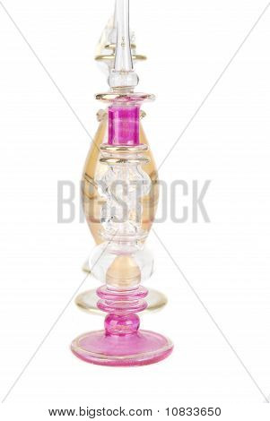 Trzy perfum butelek, na białym tle.
