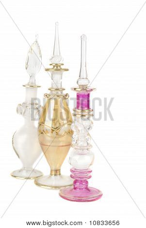 Trzy perfum butelek, na białym tle.