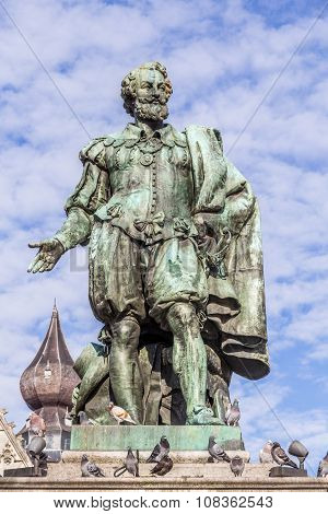 ANTWERP, BELGIUM - OCTOBER 31, 2013: Statue of painter Peter Paul Rubens