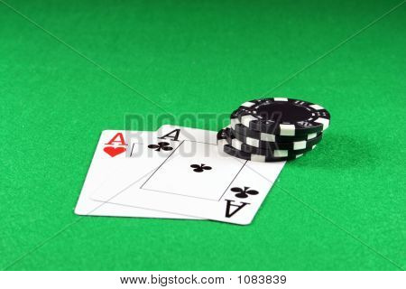 Poker - une paire d'As avec jetons de Poker