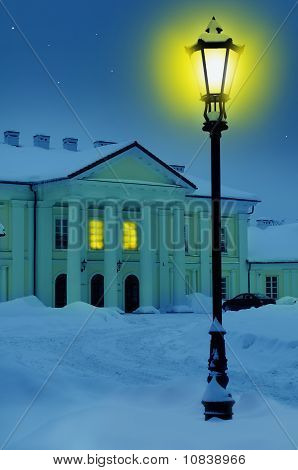 Palác pokryté sněhem v noci