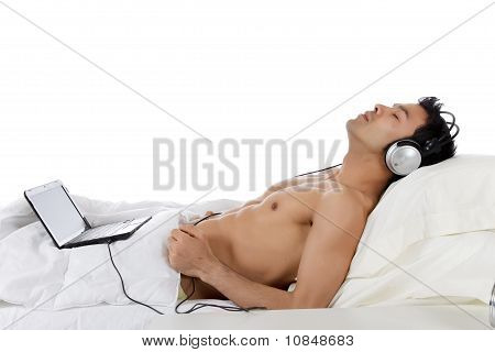 침대에서 잘생긴 젊은 네팔 남자.