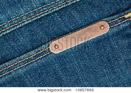 Bronze-Metall-Label auf Jeans