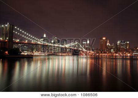 Brooklyn Bridge di notte