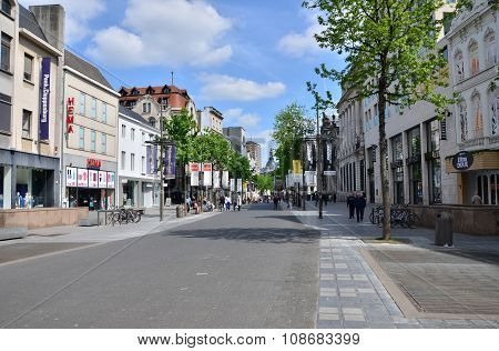 Antwerp, Belgium - May 10, 2015: Tourist On The Meir, The Main Shopping Street Of Antwerp