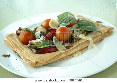 ขนมกับมะเขือเทศ Feta และโหระพา
