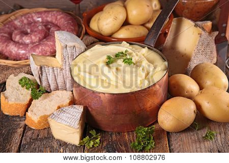 aligot, cheese fondue with potato