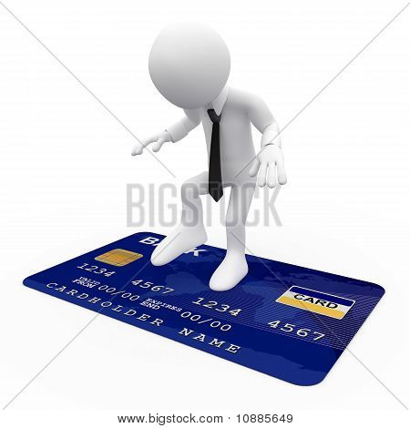 Hombre encima de una tarjeta de crédito azul