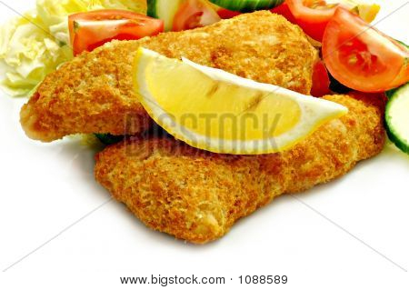Batata frita arinca agredidas e salada.