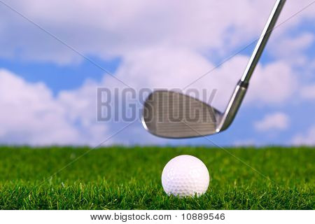 Foto af en Golf klub at ramme bolden