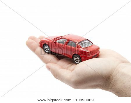 손을 잡고 작은 빨간 자동차