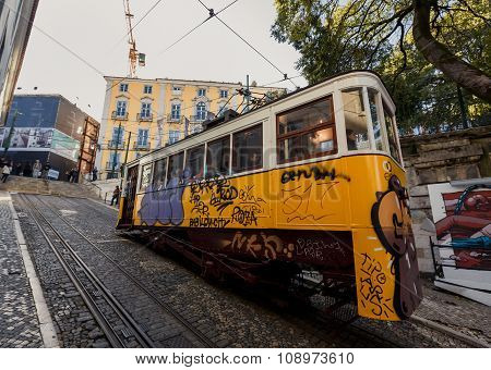 Famous Gloria funicular in Lissabon