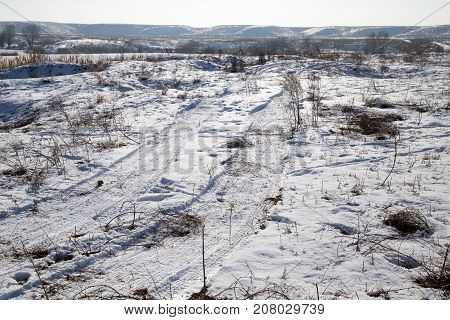traces of the car in the snow in winter