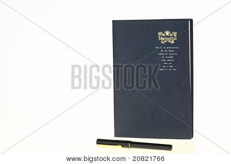 Libro commemorativo e una penna