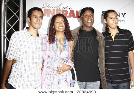 LOS ANGELES - kwi 12: Danny Glover i rodziny w World Premiere 