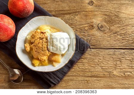 Peach Cobbler With Ice Cream