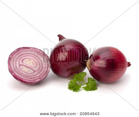 Rot in Scheiben geschnitten, Zwiebeln und frische Petersilie-Stilleben, isolated on white background