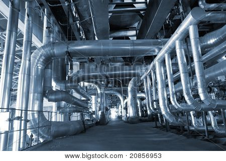 Industriezone, Stahl-Rohrleitungen in Blautönen