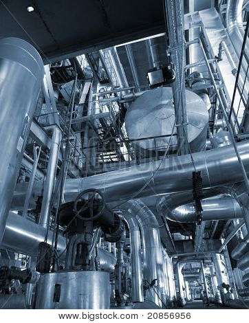 Industriezone, Stahl-Rohrleitungen in Blautönen