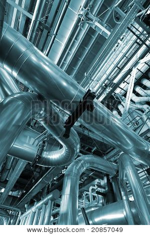 Industriezone, Stahl-Rohrleitungen in Blautönen