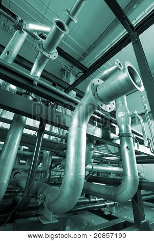 Industriezone, Stahl-Rohrleitungen in Blautönen