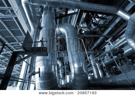Industriezone, Stahl-Rohrleitungen in Blautönen