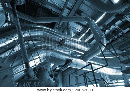 Industriezone, Stahl-Rohrleitungen in Blautönen