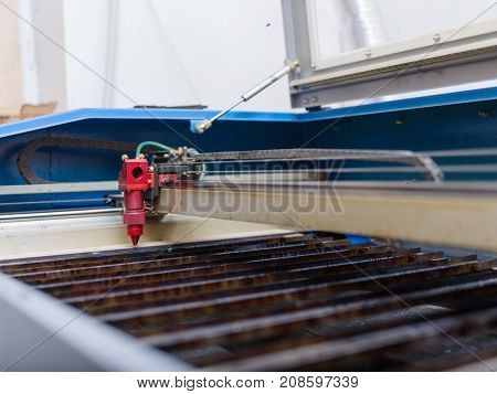 Automated machine for burning out patterns on a tree