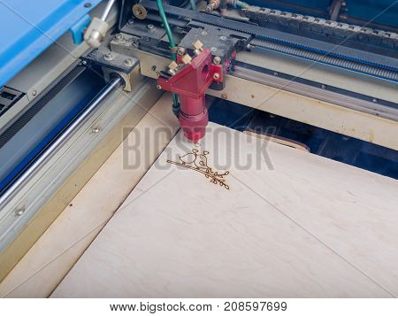 Automated machine for burning out patterns on a tree cut a leaf of a tree