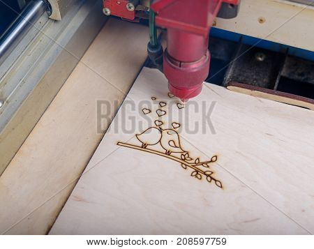 Automated machine for burning out patterns on a tree cut a leaf of a tree