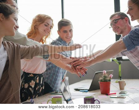 Office workers join hands to raise the spirit of work, so that the work goes well